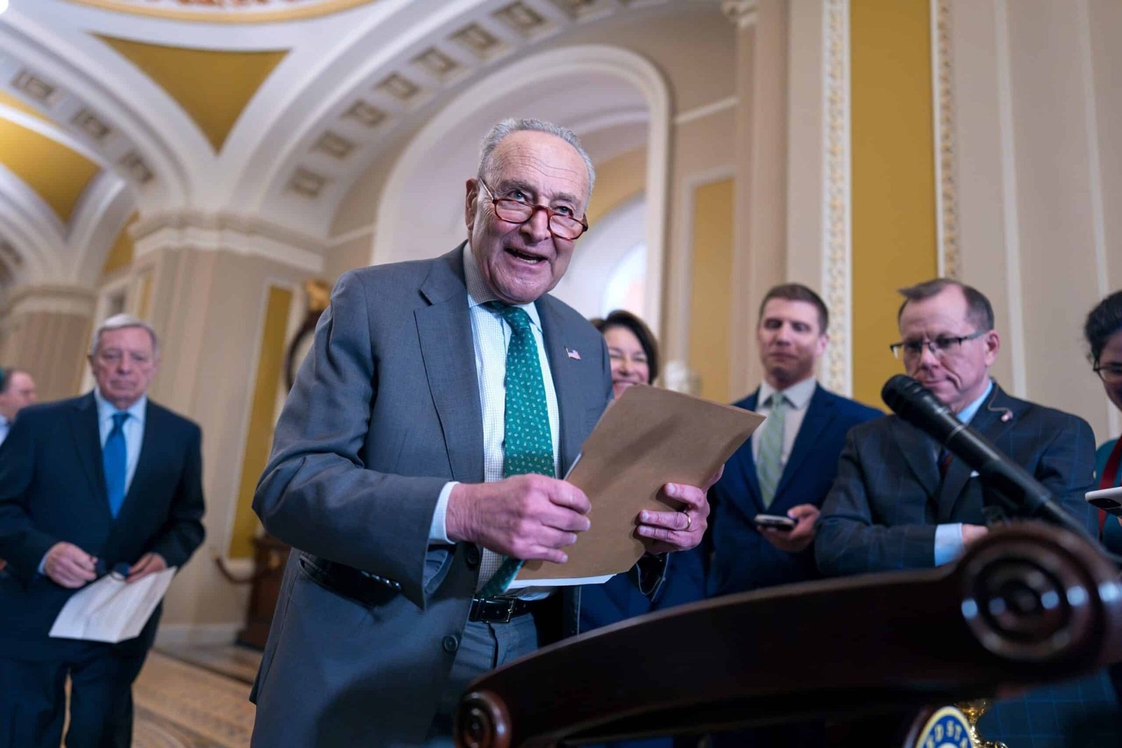 Photo: The leader of the Senate minority, Chuck Schumer, talks to journalists at the Washington Capitol, on March 11, 2025.