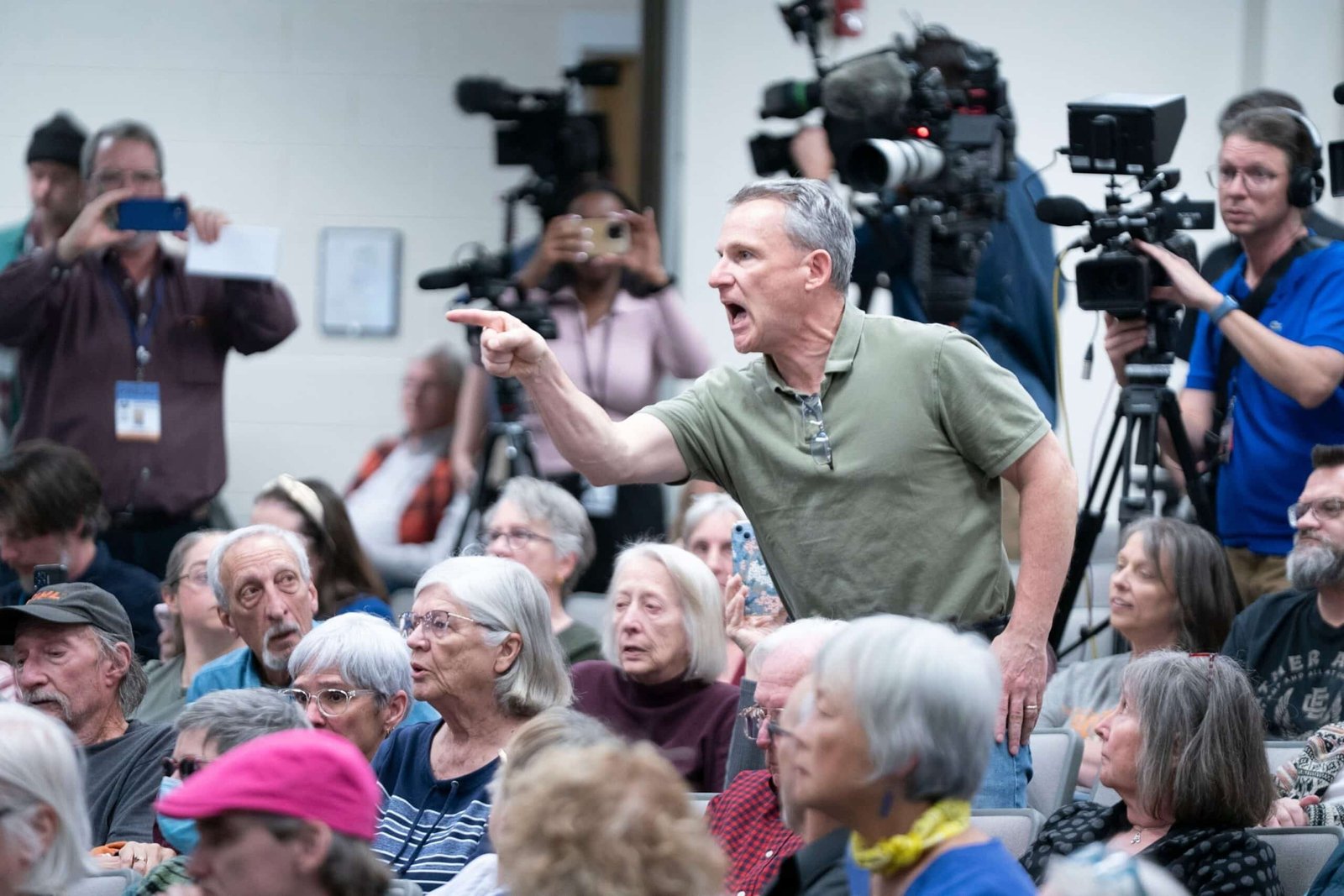 Photo: A man shouts at the Chuck Edwards representative during a meeting of the City Council of Congress on March 13, 2025 in Asheville, North Carolina.