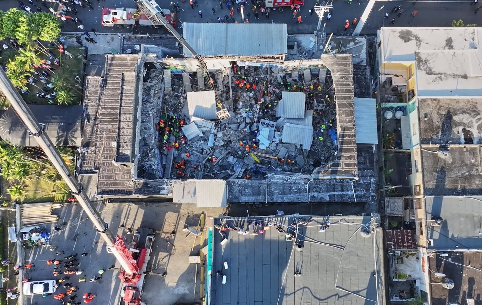 More than 200 dead, including former MLB launcher Octavio Dotel, after the ceiling collapses in the Dominican Republic's nightclub