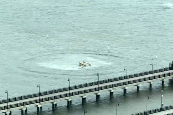 Tourist helicopter crashes in the Hudson River in New York City, the 6 on board killed