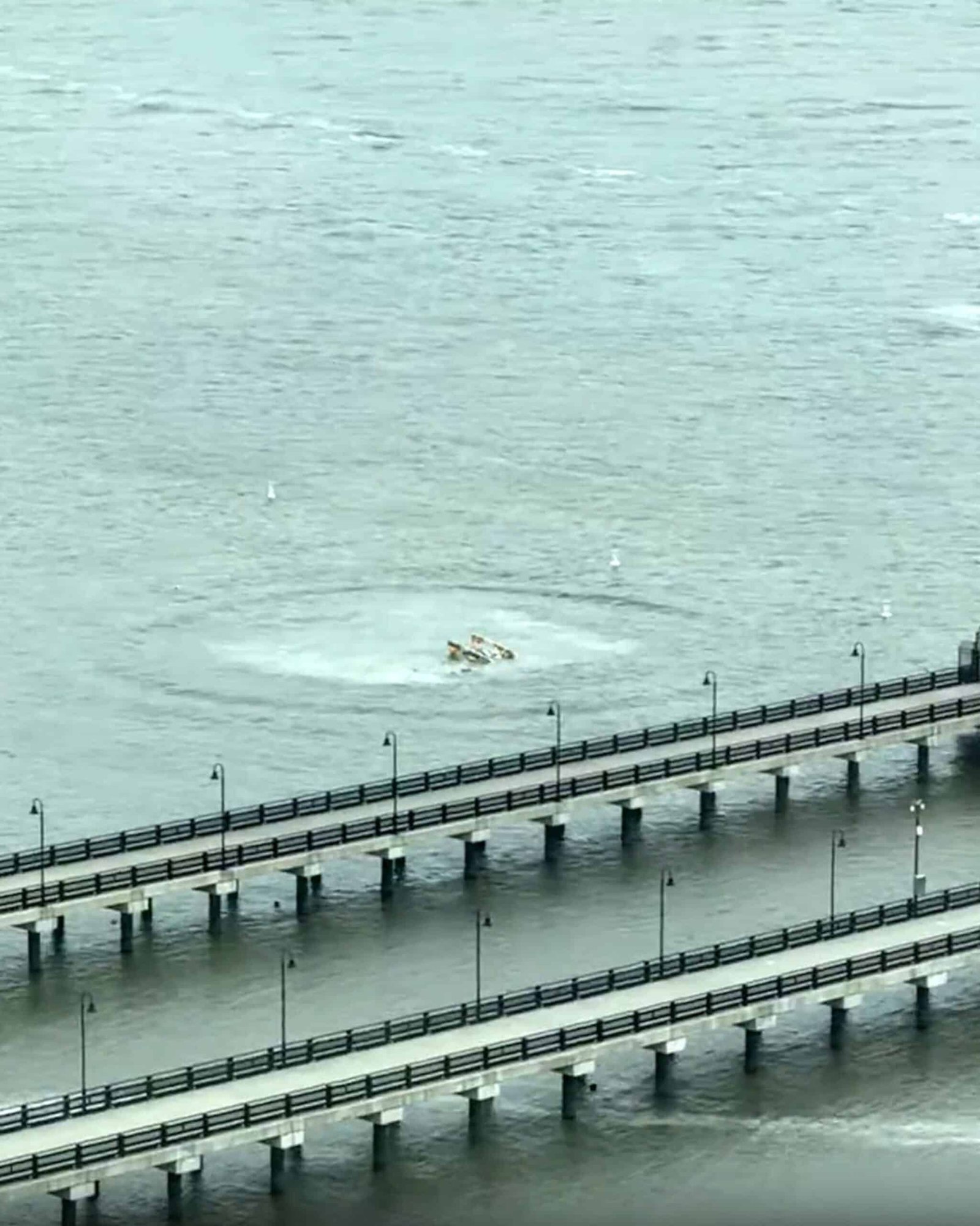 Tourist helicopter crashes in the Hudson River in New York City, the 6 on board killed