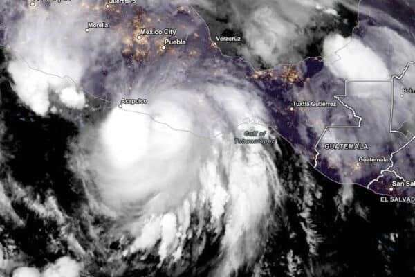 Hurricane Erick hits Mexico's Pacific coast like a powerful cat storm 3