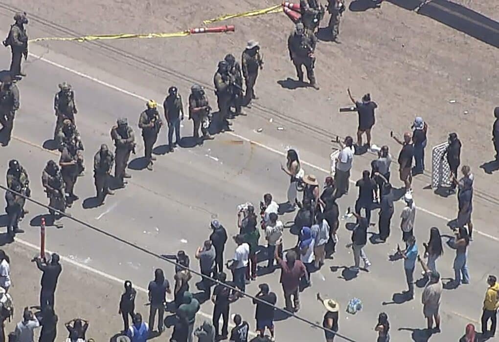 Federal agents clash with protesters during the ice ray in the south of the California farm